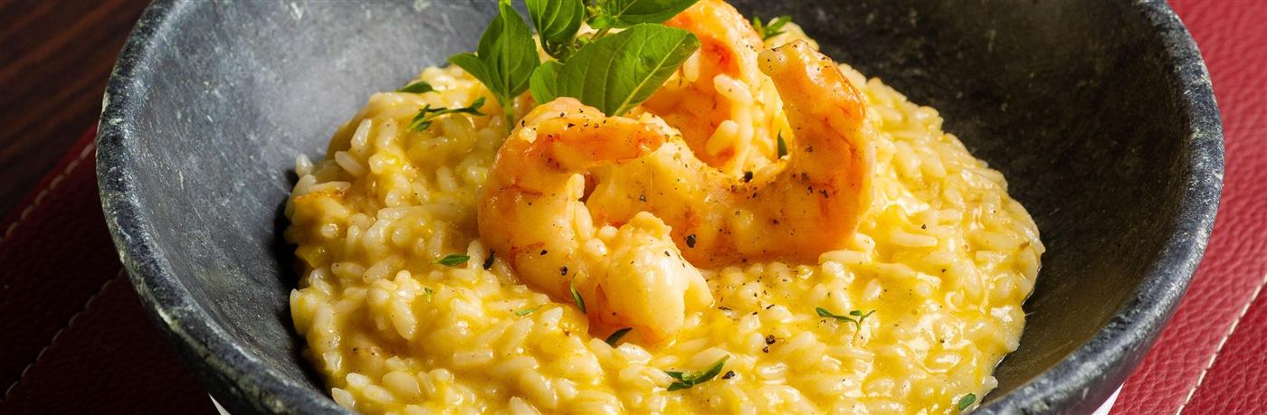 Risoto cremoso com camarões e manjericão